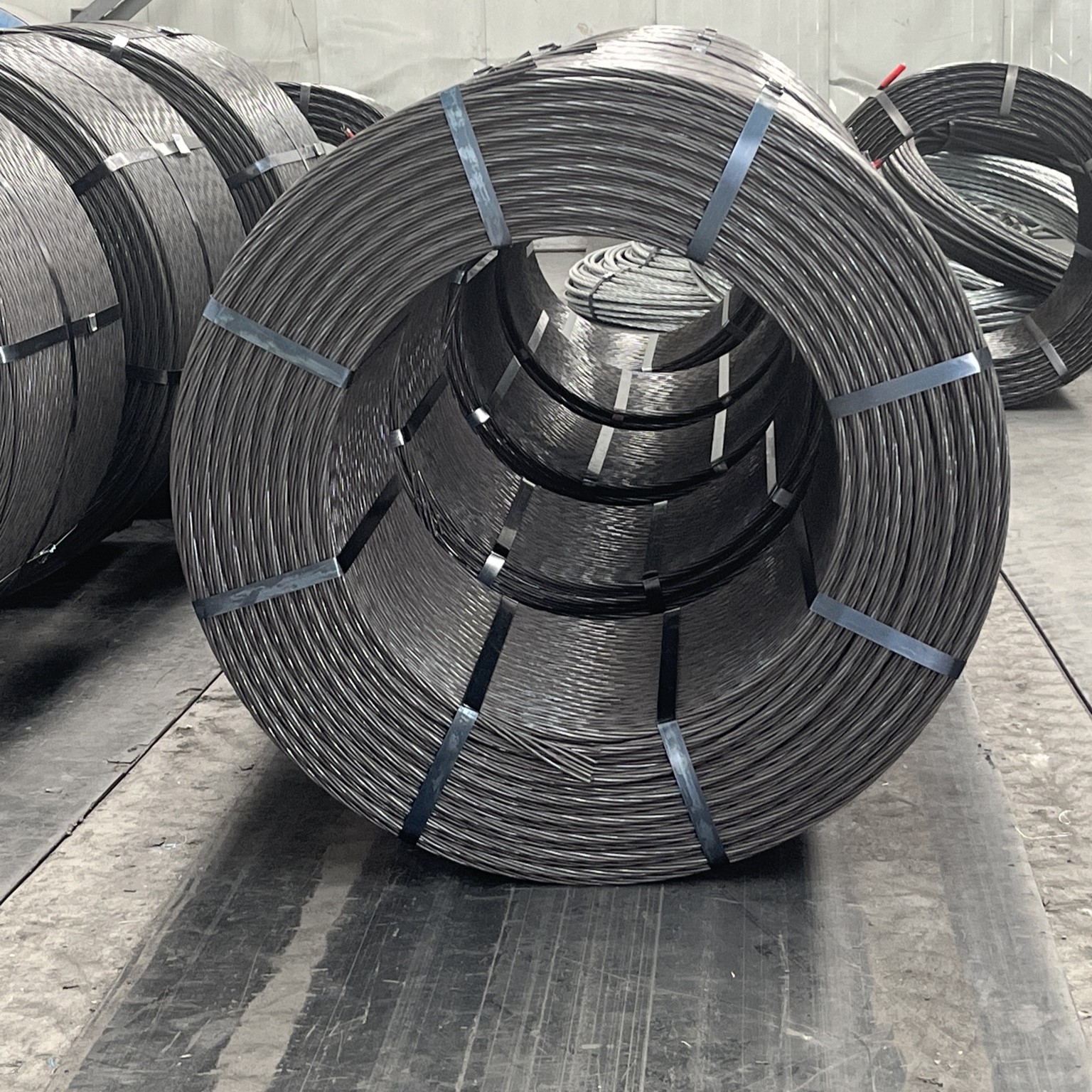 The factory ships on time to ensure that the steel strands arrive on time !
