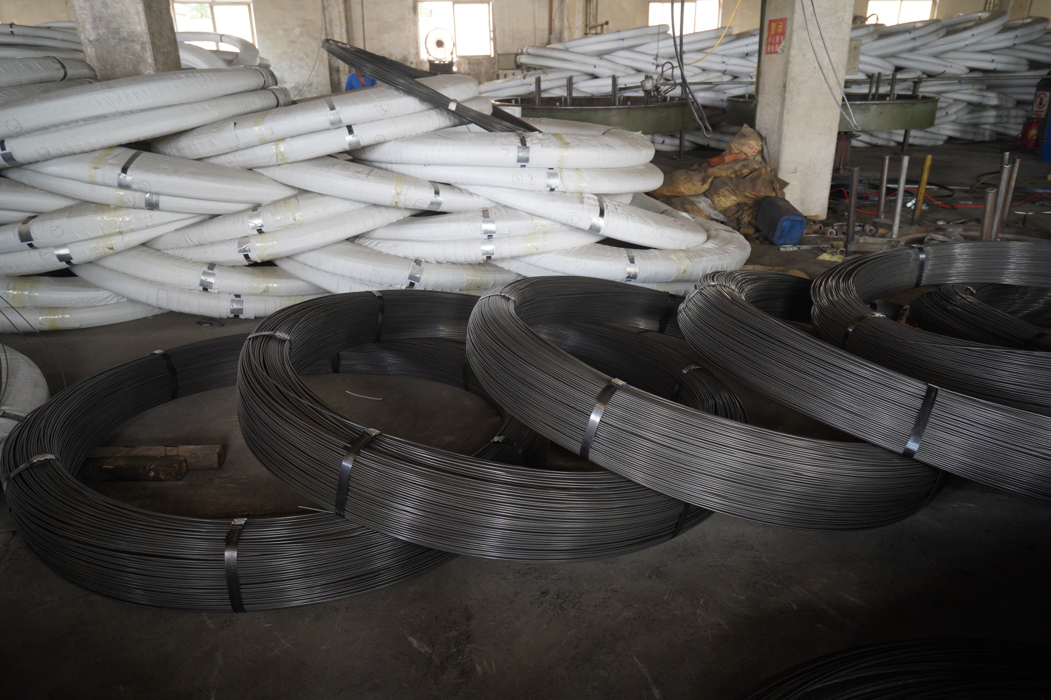 What are the functions of prestressed steel wire in building structures?cid=43
