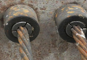 Crisis signals of prestressed steel strands --- yellow rust and red rust?